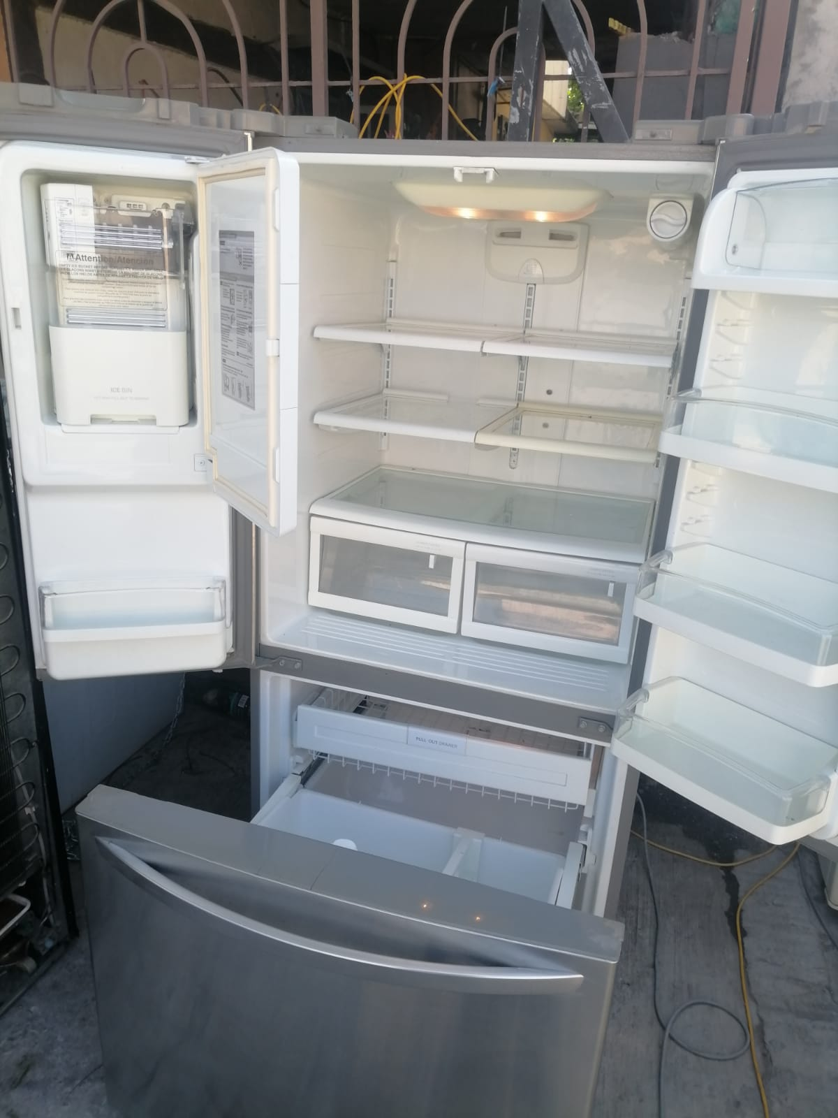 Refrigerador abierto mostrando su interior